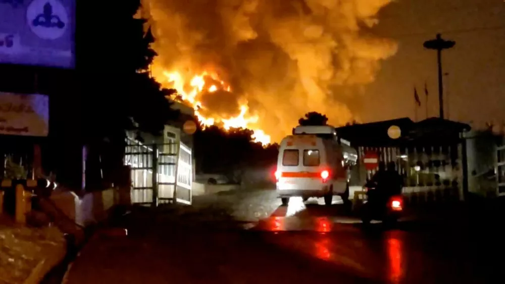 Ogenj in dim po izraelskih napadih v Teheranu. Foto: iranski Rdeči polmesec via Reuters&nbsp;