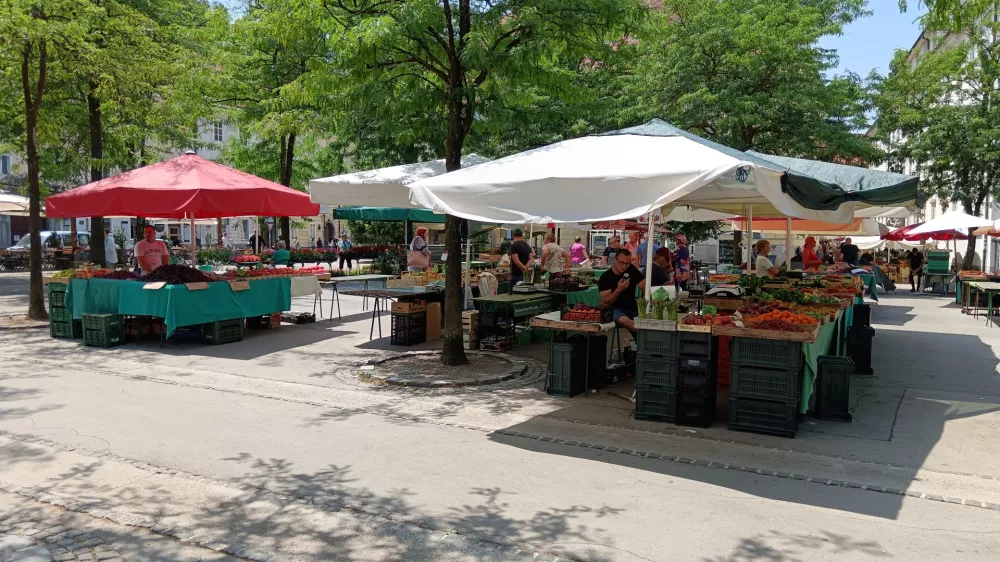 Če&scaron;nje, ljubljanska tržnica, sadje, branjevec, branjevka.