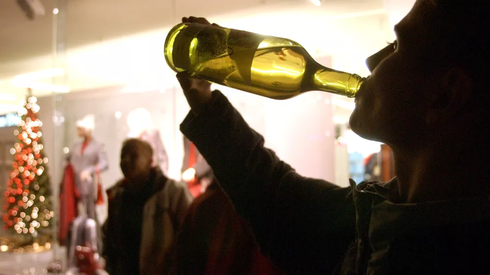 mladina, nočno življenje pitje alkohola alkoholizirana mladina pijančevanje