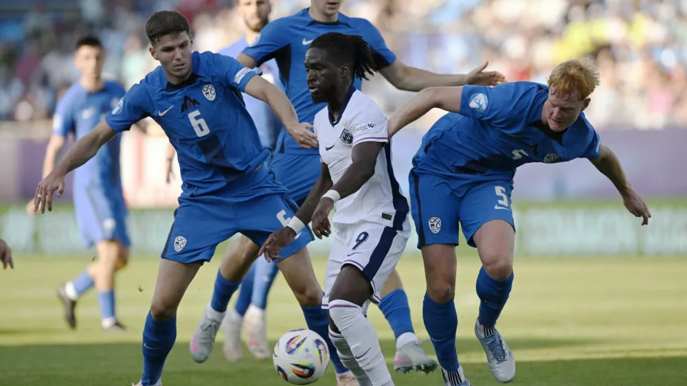 Soccer Football - UEFA Under 21 Championship - England v Slovenia - Nitra Stadium, Nitra, Slovakia - June 15, 2025 England's Jon Rowe in action with Slovenia's Zan Jevsenak and Lovro Golic REUTERS/Radovan Stoklasa