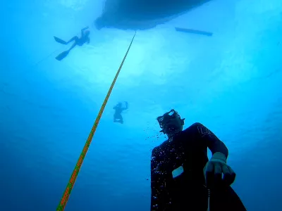 Tečaj vodi izku&scaron;ena ekipaTečaji potekajo v majhnih skupinah in trajajo &scaron;est dni. Običajno se opravita dva sklopa potopov na dan, en zjutraj in en popoldan. Vmes se izvajajo dihalne vaje, raztezne vaje in joga, vaje za izenačevanje pritiska, ki so ključne za uspe&scaron;ne potope, pa &scaron;e kak&scaron;en trening statične apneje v bližnjih zalivčkih, kjer se vadijo tudi varnostni protokoli. Tečaje vodi Tadej Černo&scaron;, dolgoletni in&scaron;truktor trener mednarodne &scaron;ole potapljanja na vdih Apnea Academy, ki jo vodi nekdanji italijanski as Umberto Pelizzari. Del stalne ekipe sta &scaron;e Tja&scaron;a Učakar, prva in&scaron;truktorica Apnea Academy v Sloveniji, in Mojca Haberman, mlada perspektivna tekmovalka v apneji.