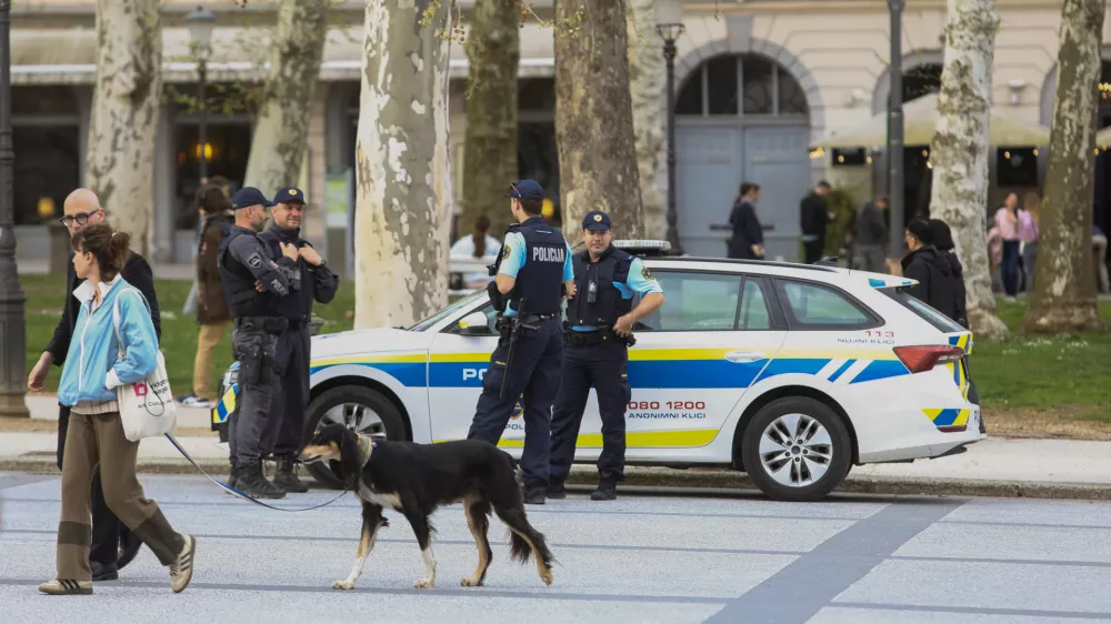 16.04.2025 - Policija - Policijska patrulija v centru mesta Ljubljana - Kongresni trg - varnost v prestolnici - Foto: Luka Cjuha