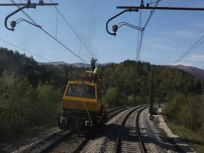 popravilo želežni&scaron;ke proge - gradnja izvlečnega tira - izvlečni tir - 20.04.2017 - Slovenske železnice (SŽ) - tovorni železni&scaron;ki promet - - infrastrukturni projekt Drugi tir - izgradnja drugega železni&scaron;kega tira med Divačo in Koprom v dolžini 27 kilometrov - železni&scaron;ka proga - železni&scaron;ki tir - železnica - //FOTO: Luka Cjuha..OPOMBA: DNEVNIKOV OBJEKTIV - REPORTAŽA 2017 -