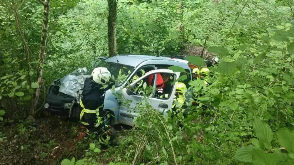 V nesreči je umrl 93-letni voznik avta. 