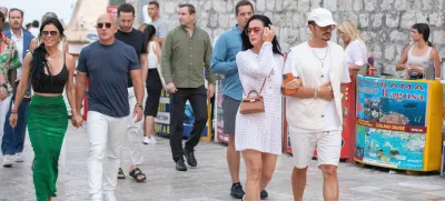 16.08.2023., Stradun, Dubrovnik - Katy Perry i Orlando Bloom s prijateljim medju kojima su bili i Jeff Bezos sa zarucnicom Lauren Sanchez prosetali Stradunom. Photo: Grgo Jelavic/PIXSELL