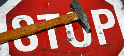 - ilustrativna fotografija - prometni znak STOP - tesarsko kladivo - delo - prekinitev - konec - prenehanje - upor - protestiranje - spremembe - podizvajalci - neplačniki - gradbeništvo - afere - mobing- šikaniranje - trpinčenje na delovnem mestu //FOTO: Bojan Velikonja