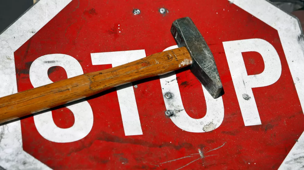 - ilustrativna fotografija - prometni znak STOP - tesarsko kladivo - delo - prekinitev - konec - prenehanje - upor - protestiranje - spremembe - podizvajalci - neplačniki - gradbeni&scaron;tvo - afere - mobing- &scaron;ikaniranje - trpinčenje na delovnem mestu //FOTO: Bojan Velikonja