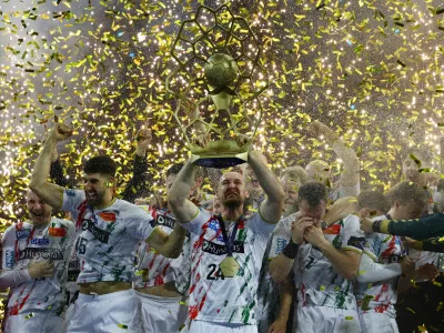 Handball - EHF Men's Handball Champions League - Final - Fuchse Berlin v SC Magdeburg - Lanxess Arena, Cologne, Germany - June 15, 2025 SC Magdeburg's Christian O'Sullivan lifts the trophy to celebrate with teammates after winning the Champions League REUTERS/Leon Kuegeler