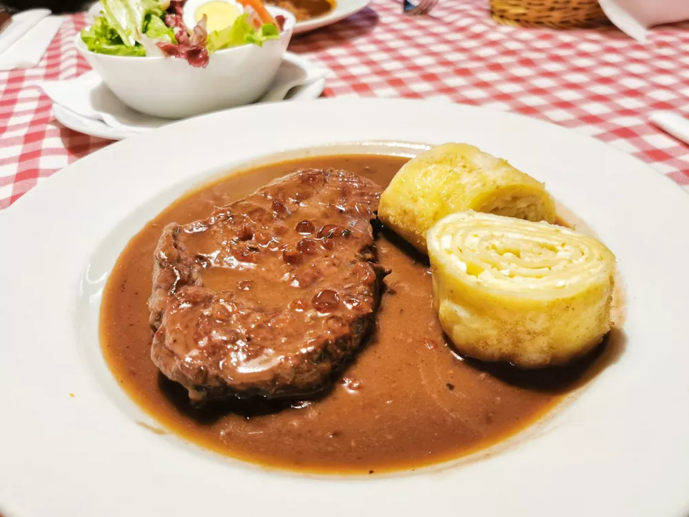 Jelenov file z brusnicami in skutnimi &scaron;truklji, Gosti&scaron;če Karavla 297