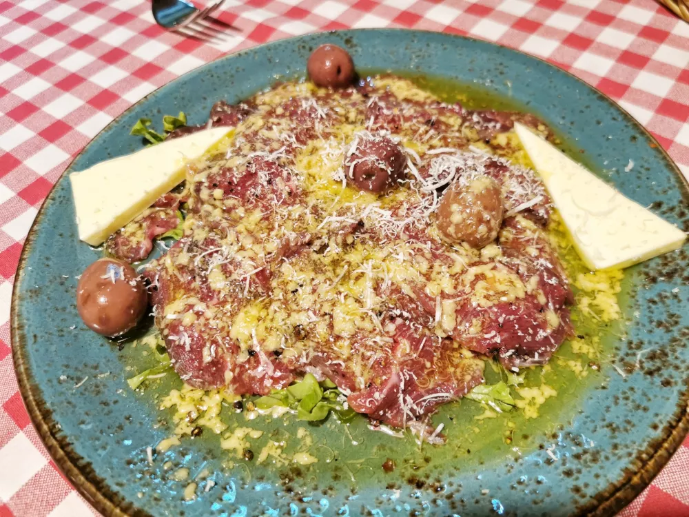 Goveji karpačo, Gosti&scaron;če Karavla 297