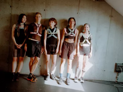 S plesom proti jasnini pogleda