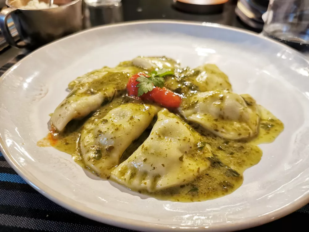 Ravioli z rikoto v pestu rukole, Osteria Hladik