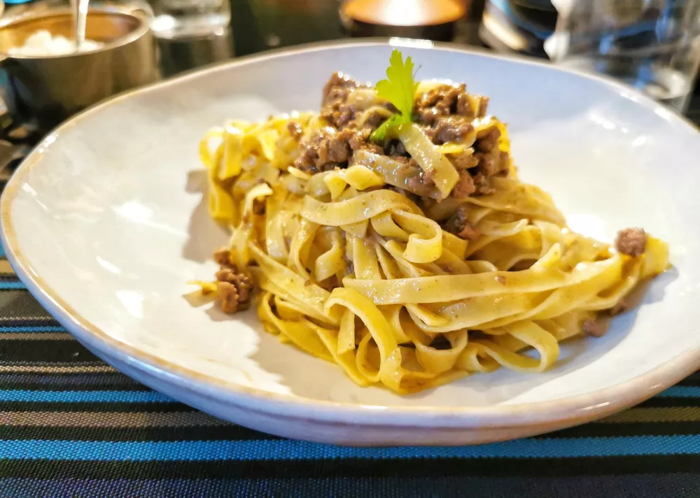 Rezanci z ragujem divjega pra&scaron;iča, Osteria Hladik