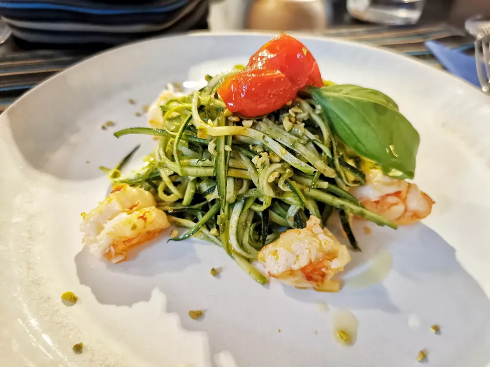 Bučkini &scaron;pageti s pestom in gamberi, Osteria Hladik