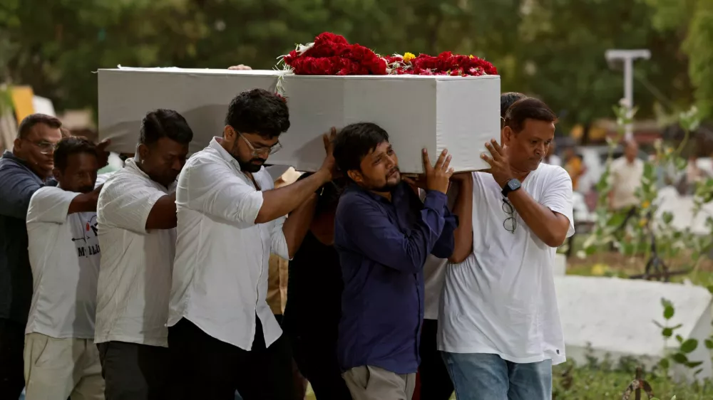 Relatives carry a coffin containing the remains of Rozar David Christian, who lost his life in an Air India Boeing 787-8 Dreamliner plane crash, for his burial at a cemetery, in Ahmedabad, India June 15, 2025. REUTERS/Amit Dave
