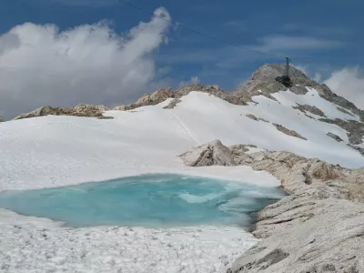 Čarobnost ledenika privlači goste iz celega sveta. 
