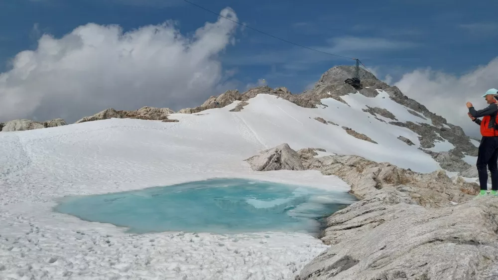 Čarobnost ledenika privlači goste iz celega sveta. 