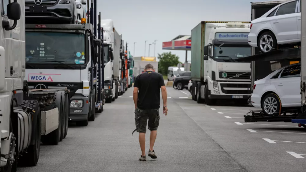 03.07.2016 - Stavka v Luki Koprer - Luka Koper - tovorni promet tovornjaki čakajo za vstop v Luko ///FOTO: Luka Cjuha.