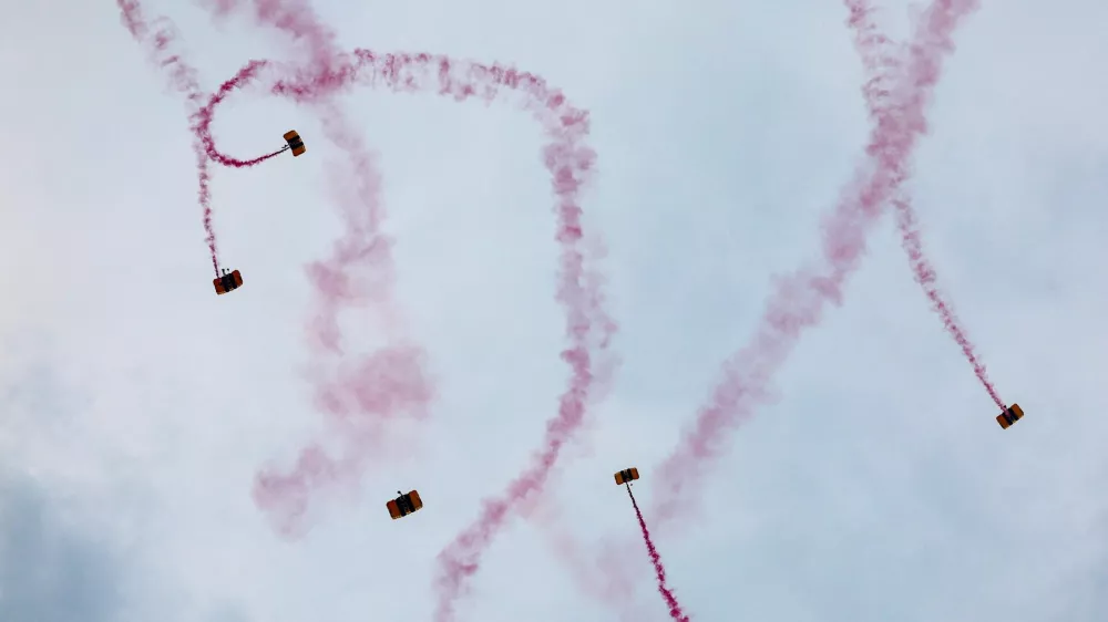 Members of the Golden Knights U.S. Army Parachute Team participate a military parade to commemorate the U.S. Army's 250th Birthday in Washington, D.C., U.S., June 14, 2025. REUTERS/Kevin Mohatt   TPX IMAGES OF THE DAY / Foto: Kevin Mohatt