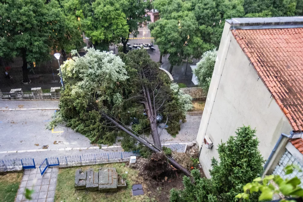 16.06.2025., Pula - Snazno nevrijeme pogodilo je grad te izazvalo poteskoce. Photo: Srecko Niketic/PIXSELL