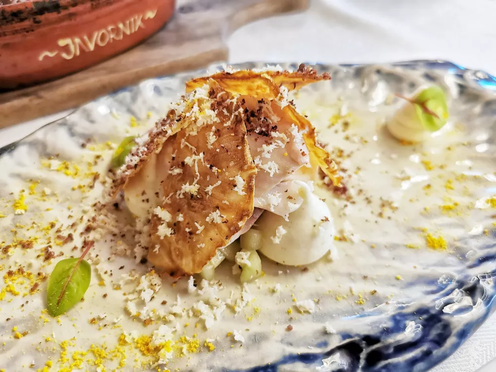 Dimljena &scaron;entrupertska postrv, Gosti&scaron;če Javornik