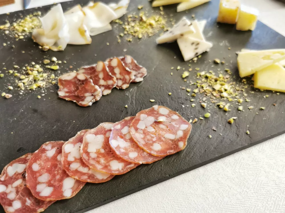 Narezek mesnin in sirov, Gosti&scaron;če Javornik