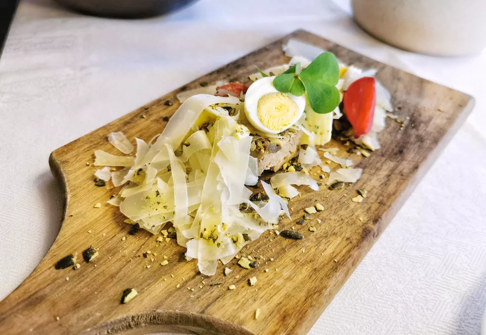 Hi&scaron;na pa&scaron;teta z zeli&scaron;čnim maslom, staranim sirom, prepeličjim jajcem in redkvicami, Gosti&scaron;če Javornik