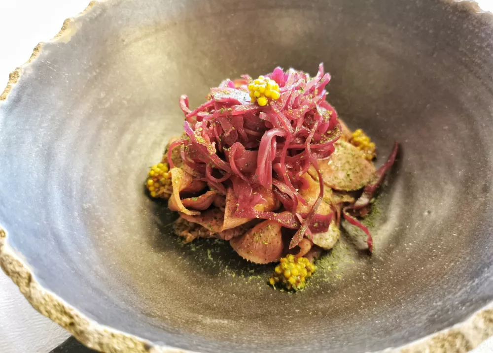 Prekajeni goveji jezik z rdečim zeljem in gorčičnimi semeni, Gosti&scaron;če Javornik