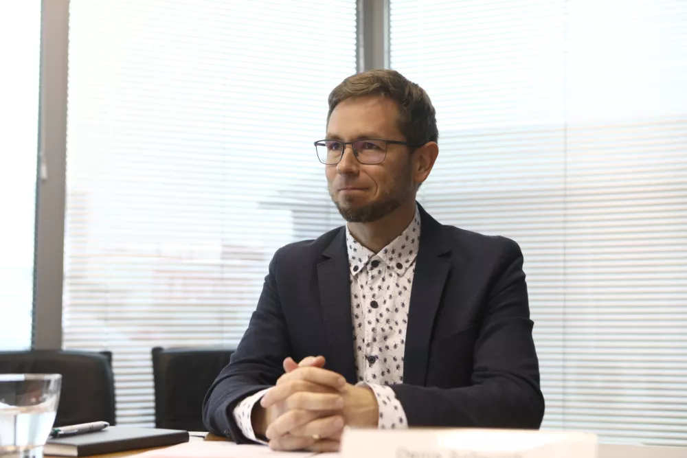 &cedil;Denis Sahernik, sekretar Skupnosti socialnih zavodov Slovenije - 17.11.2022 &ndash; Skupnost socialnih zavodov Slovenije - predstavili stali&scaron;če o noveli Zakona o dolgotrajni oskrbi,&nbsp;//FOTO: Luka Cjuha