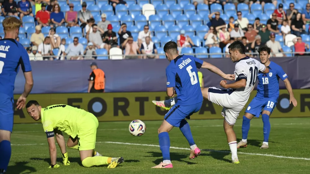 Soccer Football - UEFA Under 21 Championship - England v Slovenia - Nitra Stadium, Nitra, Slovakia - June 15, 2025 England's James McAtee in action with Slovenia's Zan Jevsenak REUTERS/Radovan Stoklasa