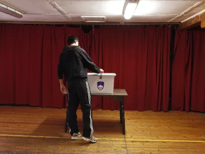 voli&scaron;če - volilna skrinja - Predsedni&scaron;ke volitve 2012 - pete volitve za predsednika republike v samostojni Sloveniji - volili med tremi kandidati - Danilom T&uuml;rkom, Borutom Pahorjem in Milanom Zverom //FOTO: Luka Cjuha