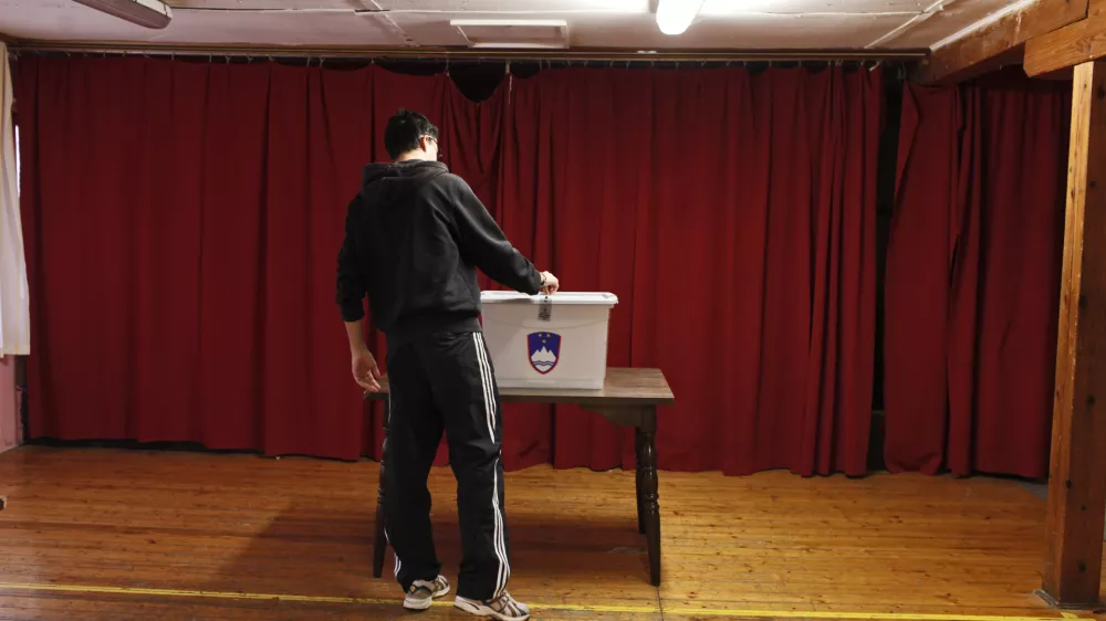 voli&scaron;če - volilna skrinja - Predsedni&scaron;ke volitve 2012 - pete volitve za predsednika republike v samostojni Sloveniji - volili med tremi kandidati - Danilom T&uuml;rkom, Borutom Pahorjem in Milanom Zverom //FOTO: Luka Cjuha