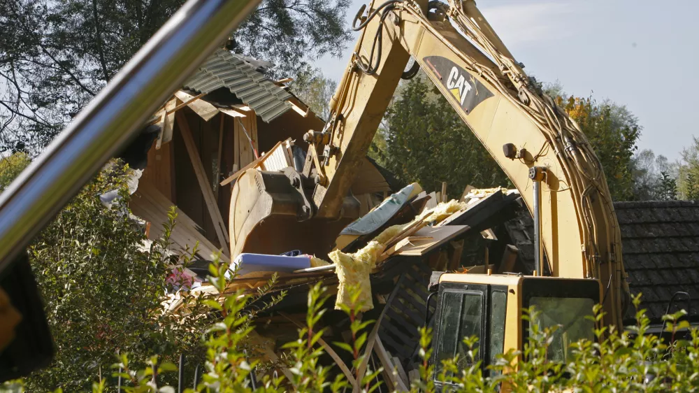 Tisoče črnih gradenj, a vseh ni mogoče poru&scaron;iti