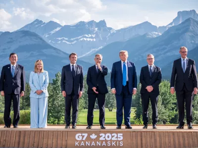 16 June 2025, Canada, Kananaskis: (L-R) Japan's Prime Minister Shigeru Ishiba, Italy's Prime Minister Giorgia Meloni, France's President Emmanuel Macron, Canada's Prime Minister Mark Carney, US President Donald Trump, UK Prime Minister Keir Starmer, and German Chancellor Friedrich Merz, pose for a photo during the G7 Leaders' Summit in Kananaskis. Photo: Michael Kappeler/dpa-Pool/dpa