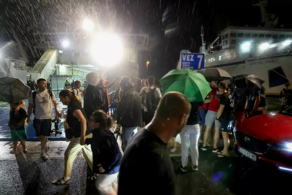 Potnike so s potapljajočega katamarana na varno prepeljali na trajektu Jadran. 