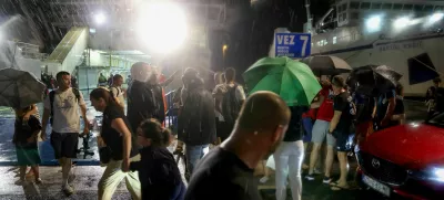 Potnike so s potapljajočega katamarana na varno prepeljali na trajektu Jadran. 