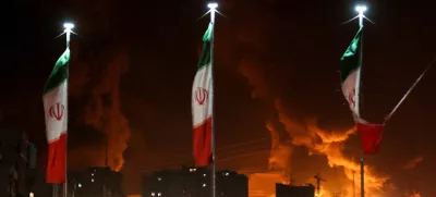 FILE PHOTO: Iranian flags fly as fire and smoke from an Israeli attack on Sharan Oil depot rise, following Israeli strikes on Iran, in Tehran, Iran, June 15, 2025. Majid Asgaripour/WANA (West Asia News Agency) via REUTERS  ATTENTION EDITORS - THIS PICTURE WAS PROVIDED BY A THIRD PARTY/File Photo / Foto: Majid Asgaripour