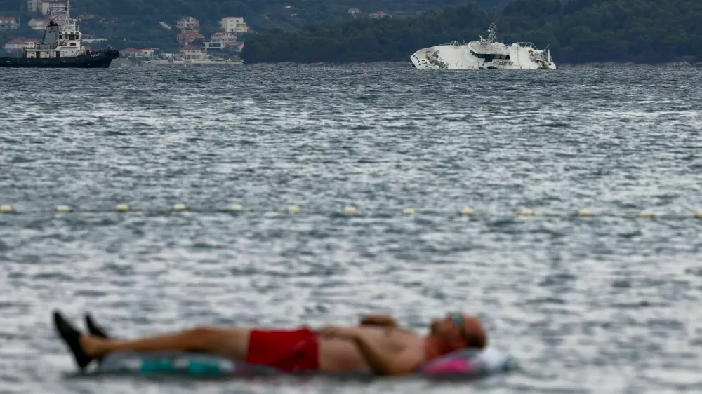 V Zadru je tik pred vplutjem na pol potonil katamaran Melita. 