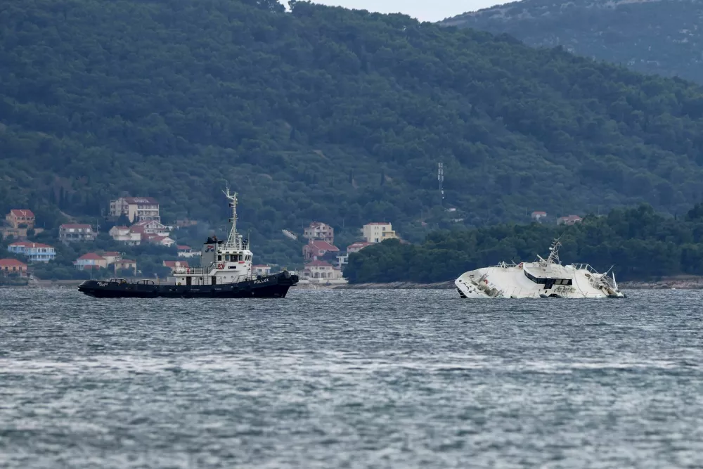 V Zadru je na pol potonil katamaran Melita. 