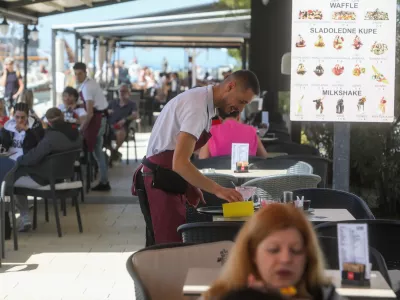 - 29.04.2024. Natakarja v kavarni in sla&scaron;čičarni v Izoli._strežba, gostinstvo, turizem, pomanjkanje turističnih delavcev.- Predlog za prvomajsko čestitko. //FOTO: Bojan Velikonja