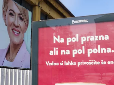 Plakat Aleksandra Pivec Na&scaron;a dežela.- 11.04.2022 - Parlamentarne volitve 2022 - Volitve devetega sklica Državnega zbora Republike Slovenije - predvolilni plakati - //FOTO: Bojan Velikonja