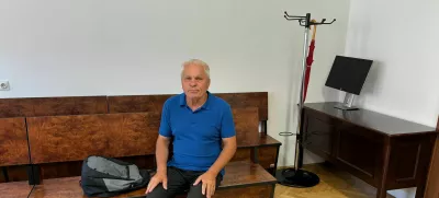 O 400 evrih, pištoli in drogah