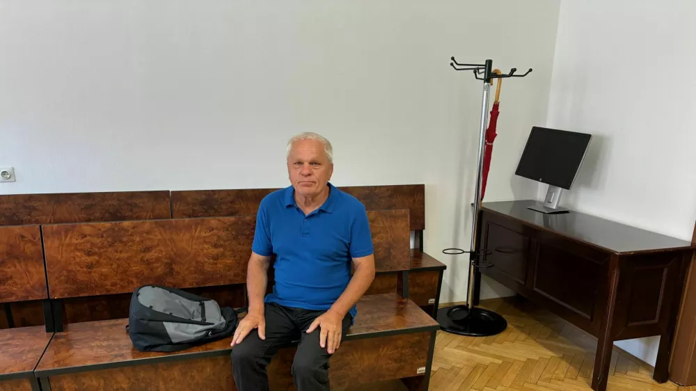 O 400 evrih, pi&scaron;toli in drogah