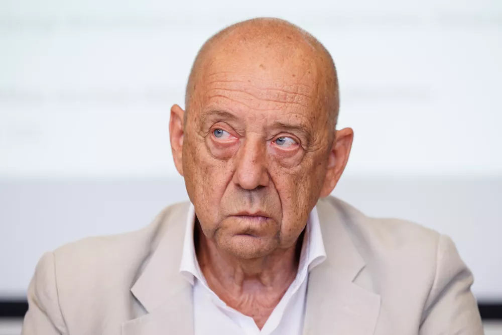 Ljubljana, Trgovinska zbornica Slovenije.Skupna novinarska konferenca gospodarskih zbornic in delodajalskih zdruzenj na temo Razmere v gospodarstvu, kam nas peljejo reforme in stanje na podrocju delovanja Ekonomsko-socialnega sveta.Predsednik GZS Tibor Simonka. / Foto: Nebojsa Tejic/sta