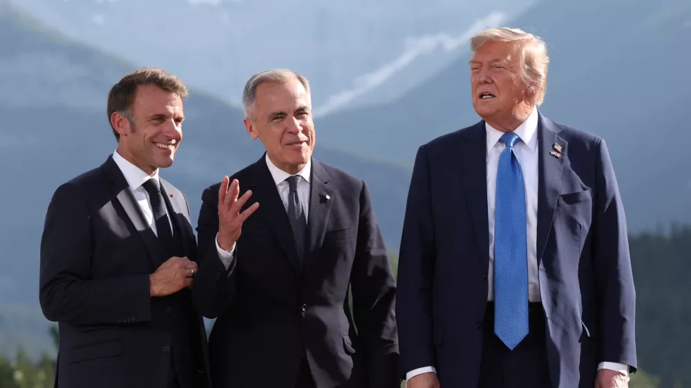 French President Emmanuel Macron, Canada's Prime Minister Mark Carney and U.S. President Donald Trump attend a family photo session during the G7 Summit, in Kananaskis, Alberta, Canada, June 16, 2025. REUTERS/Suzanne Plunkett/Pool