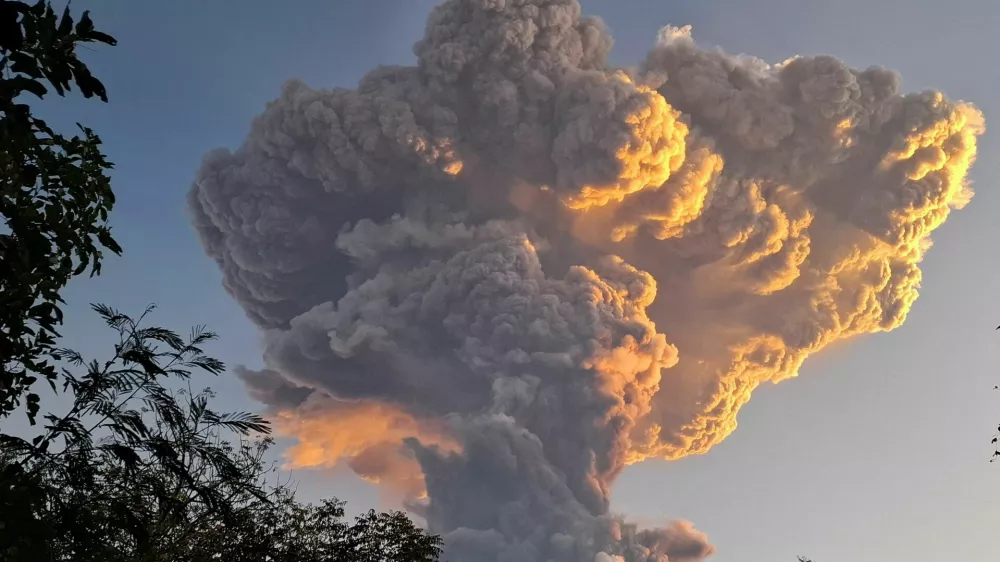 Mount Lewotobi Laki-laki spews smoke and volcanic ash as seen from Kawalelo village in East Nusa Tenggara province, Indonesia, June 17, 2025. REUTERS/Floriana Jijiana J. Tobin