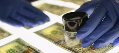 Ponarejanje denarja - simbolična fotografija, ponarejanje, ponaredek, goljuf, ponarejen denar