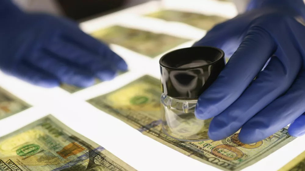 Ponarejanje denarja - simbolična fotografija, ponarejanje, ponaredek, goljuf, ponarejen denar