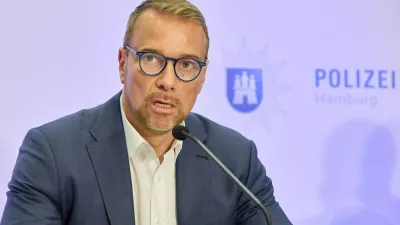 18 June 2025, Hamburg: Jan Hieber, Head of the State Office of Criminal Investigation, holds a press conference at police headquarters with the police and the Public Prosecutor General's Office regarding an arrest warrant on suspicion of completed and attempted murder on the internet. The occasion is the execution of an arrest warrant on the urgent suspicion of completed murder and multiple attempted murder. Photo: Georg Wendt/dpa