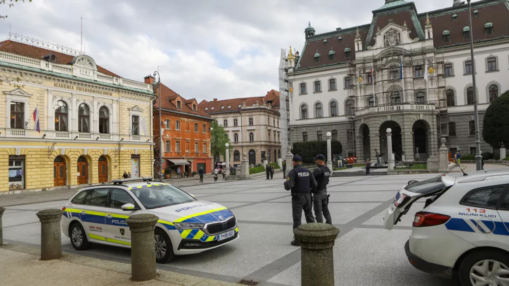 16.04.2025 - Policija - Policijska patrulija v centru mesta Ljubljana - Kongresni trg - varnost v prestolnici - Foto: Luka Cjuha